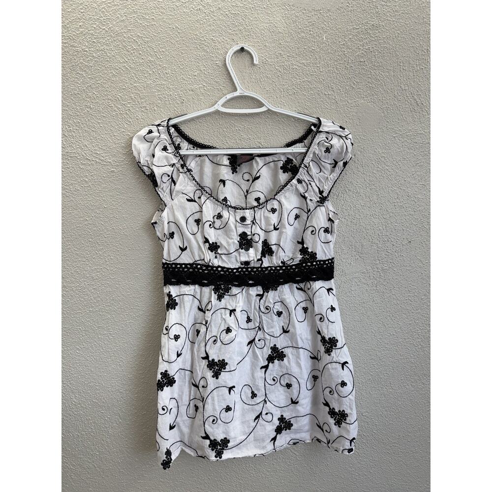 Wrapper Juniors Shirt Size Medium White Black Cap Sleeve Babydoll 2000s Y2K